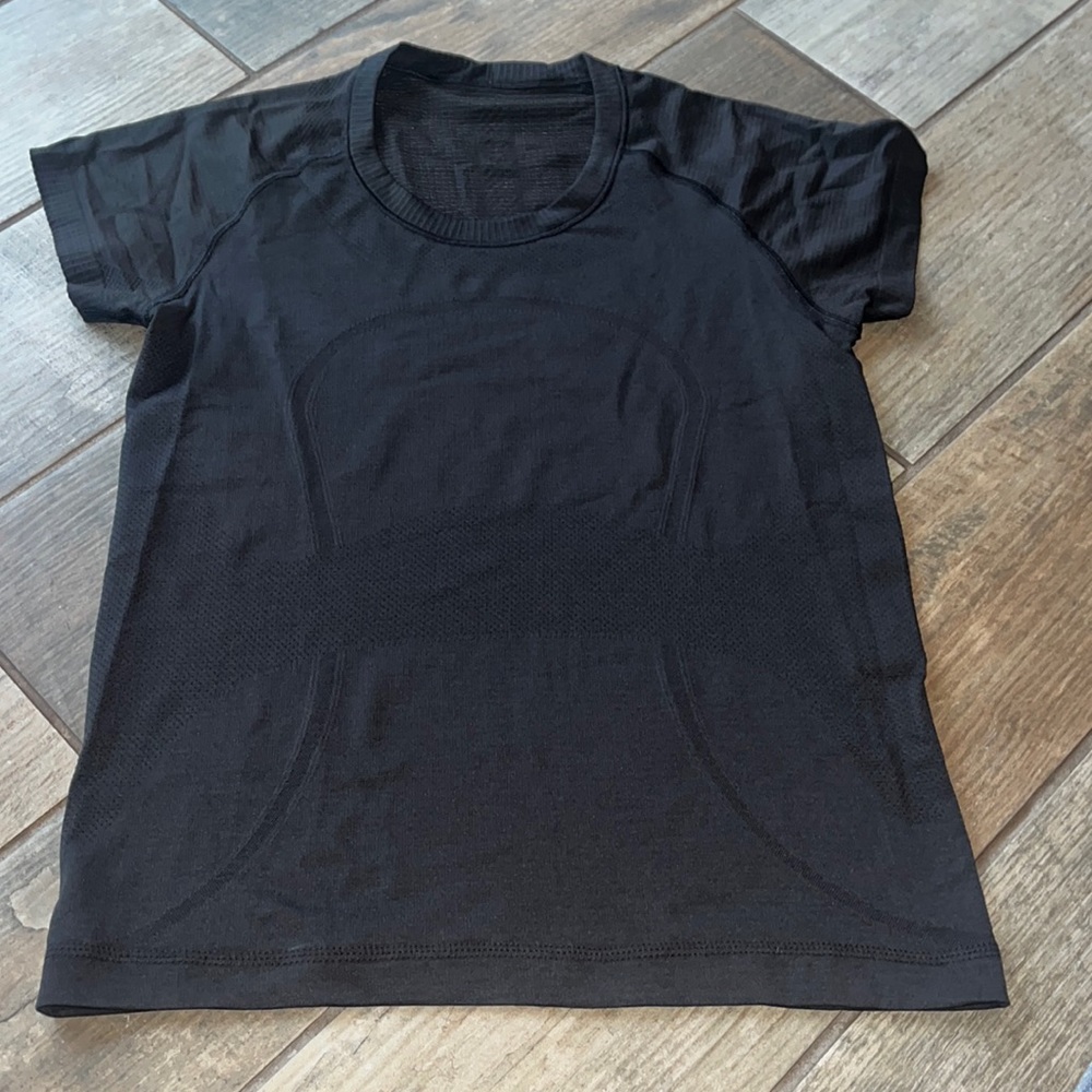 Lululemon Swiftly Tech Short Sleeve size 8 black